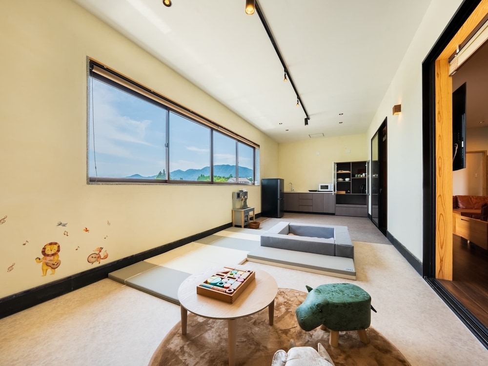 本館 和洋室 [銀杏-Icho-] キッチン＆キッズルーム＆檜内風呂 客室9 | 山荘 神和苑