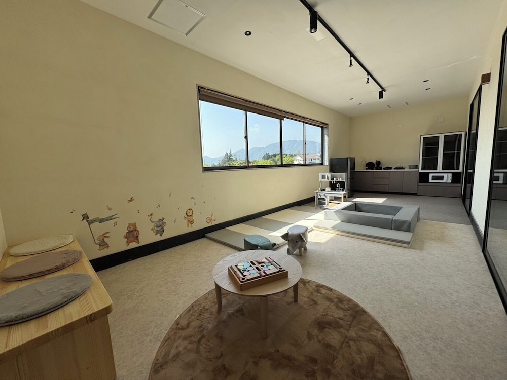 本館 和洋室 [銀杏-Icho-] キッチン＆キッズルーム＆檜内風呂 客室5 | 山荘 神和苑