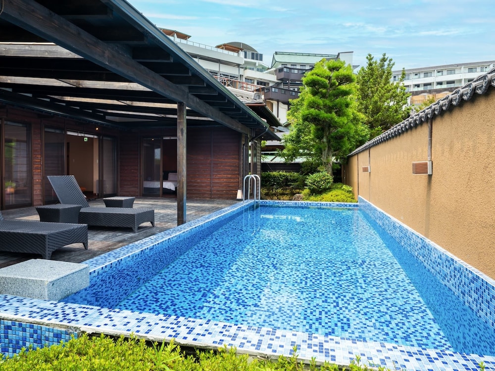 特別室 つつじ (露天風呂・夏季限定プール)禁煙 客室3 | 山荘 神和苑