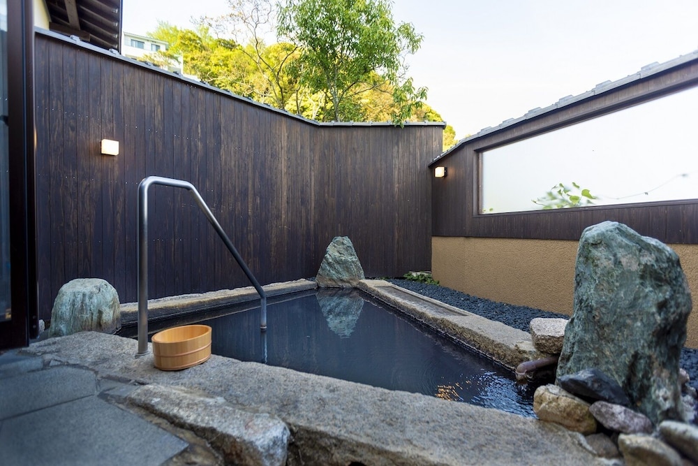 離れ・和洋室 露天風呂付き 禁煙 - 鶴見懐石 (夕食時間18:00 or 18:30) 客室2 | 山荘 神和苑