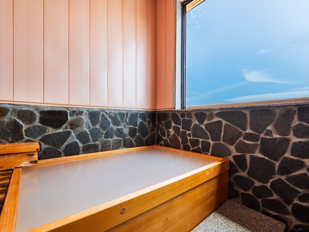 本館 和洋室 [銀杏-Icho-] キッチン＆キッズルーム＆檜内風呂 客室16 | 山荘 神和苑