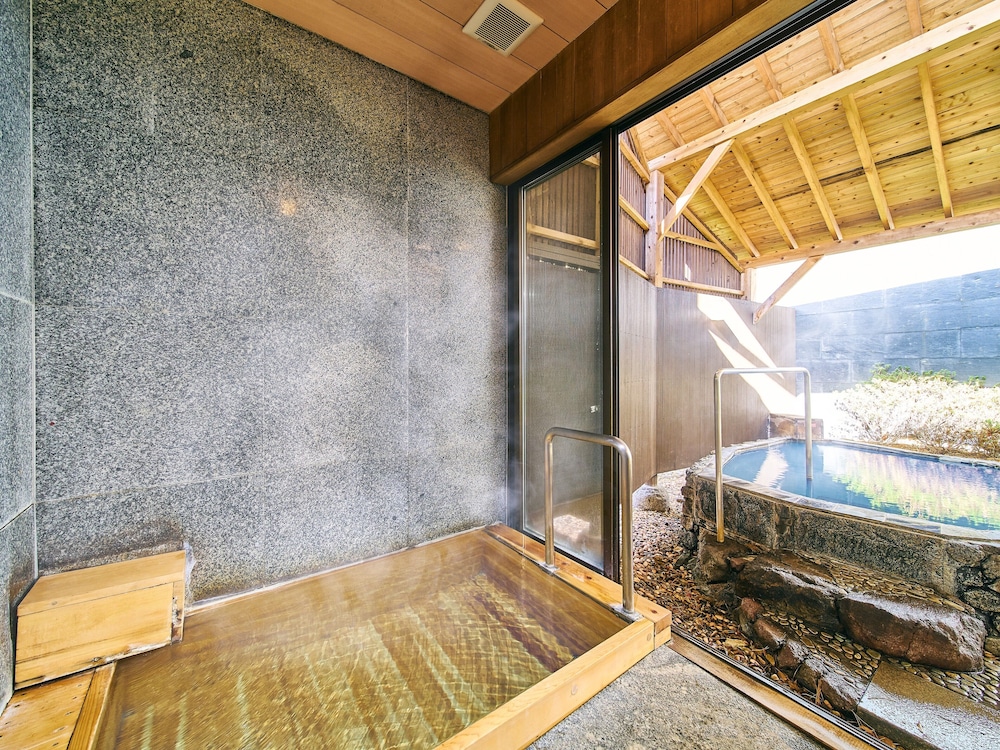 離れ和洋室 デラックス 露天風呂付き 禁煙 - 鉄板焼 久住コース (夕食時間17:30) バスルーム1 | 山荘 神和苑