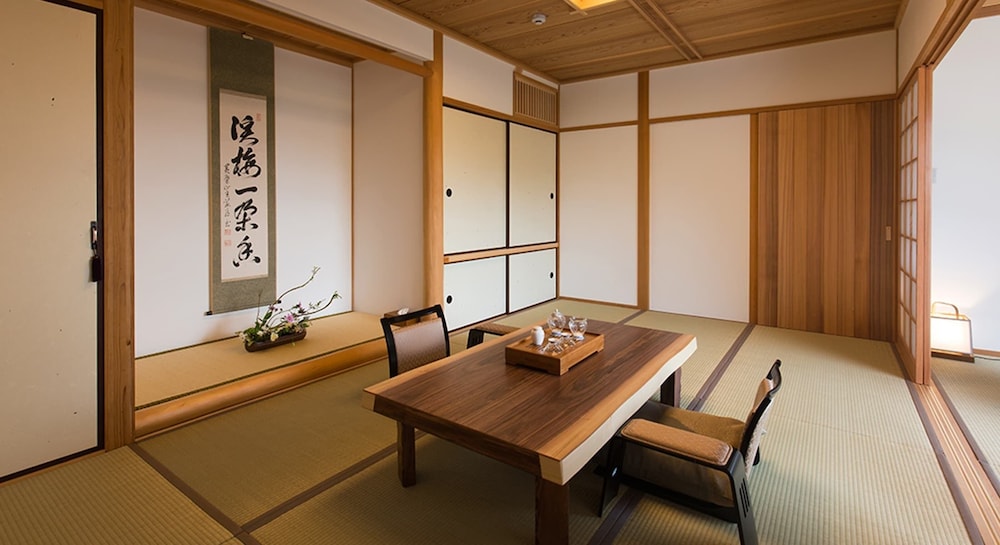 離れ·和洋室 デラックス 禁煙 客室1 | 山荘 神和苑