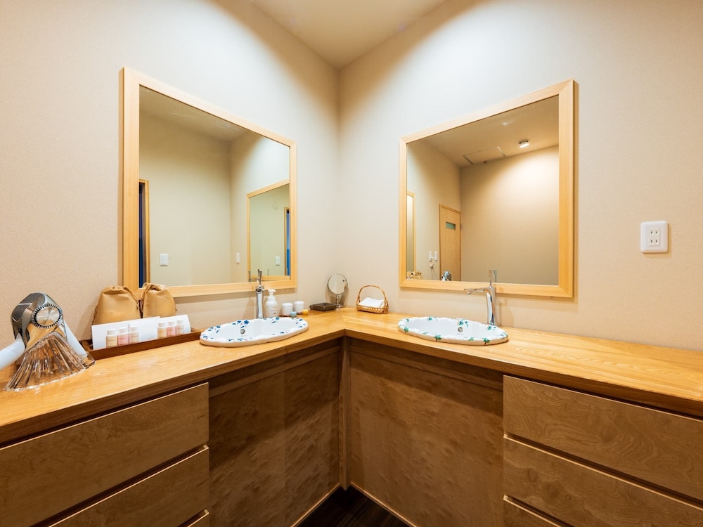 本館 和洋室 [銀杏-Icho-] キッチン＆キッズルーム＆檜内風呂 客室15 | 山荘 神和苑