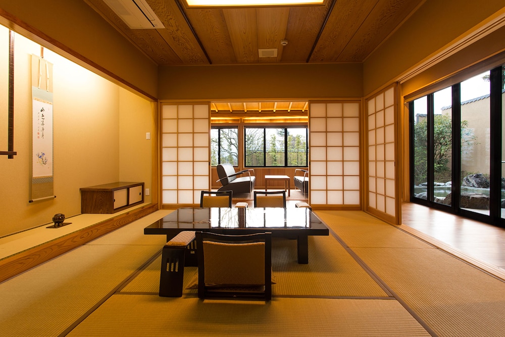 特別室 梅 露天風呂付き 禁煙 - 鉄板焼 久住コース (夕食時間19:30) リビングルーム0 | 山荘 神和苑