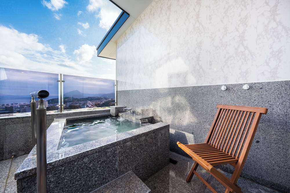 宙館·月の棟507 露天風呂付き洋室 禁煙 (階段あり) 鉄板焼 久住コース (夕食時間17:30) バスルーム1 | 山荘 神和苑