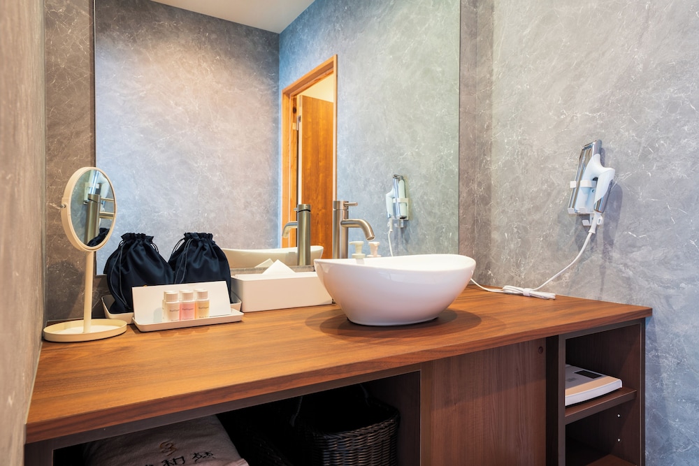 宙館·月の棟508 露天風呂付き洋室 禁煙 (階段あり) 鉄板焼 久住コース (夕食時間17:30) バスルーム3 | 山荘 神和苑