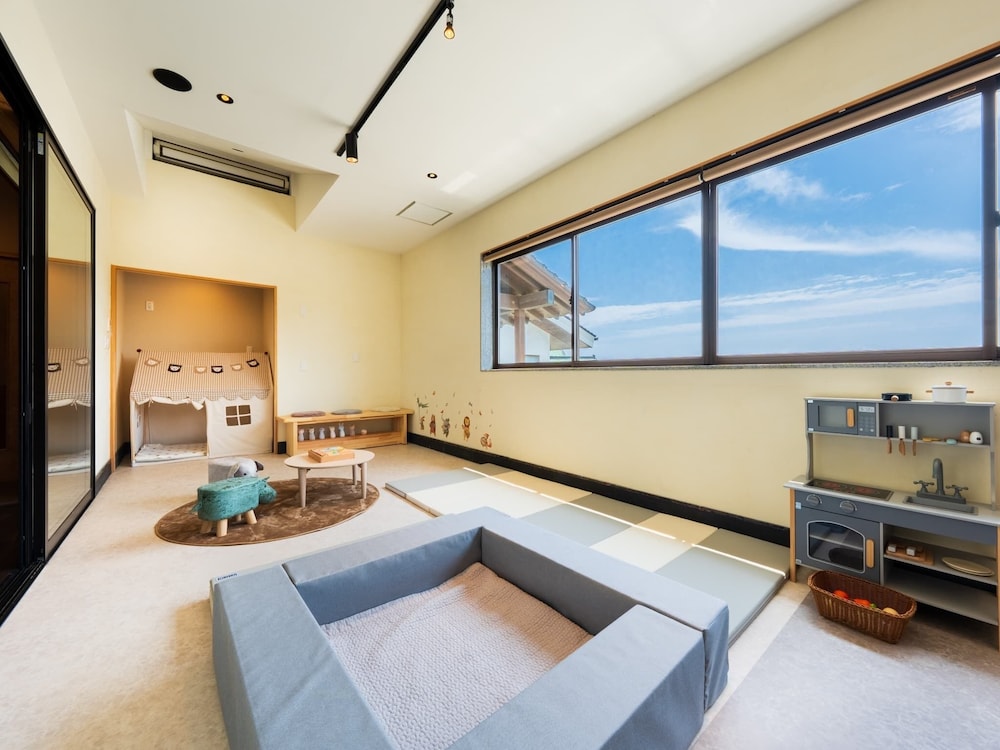 本館 和洋室 [銀杏-Icho-] キッチン＆キッズルーム＆檜内風呂 客室14 | 山荘 神和苑