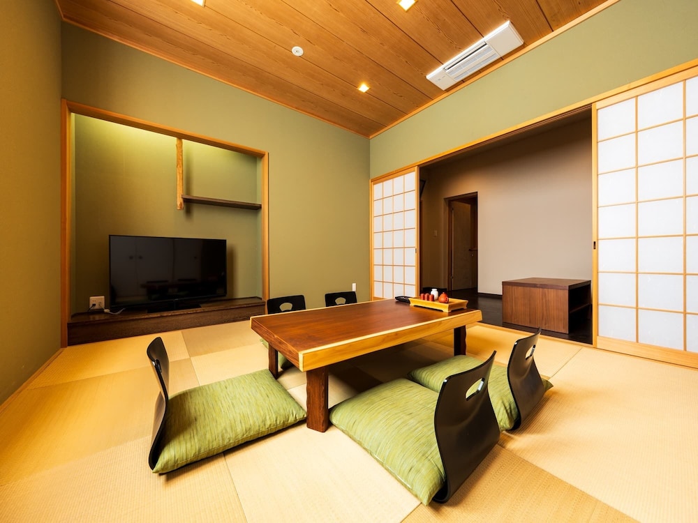 本館 和洋室 [銀杏-Icho-] キッチン＆キッズルーム＆檜内風呂 客室2 | 山荘 神和苑