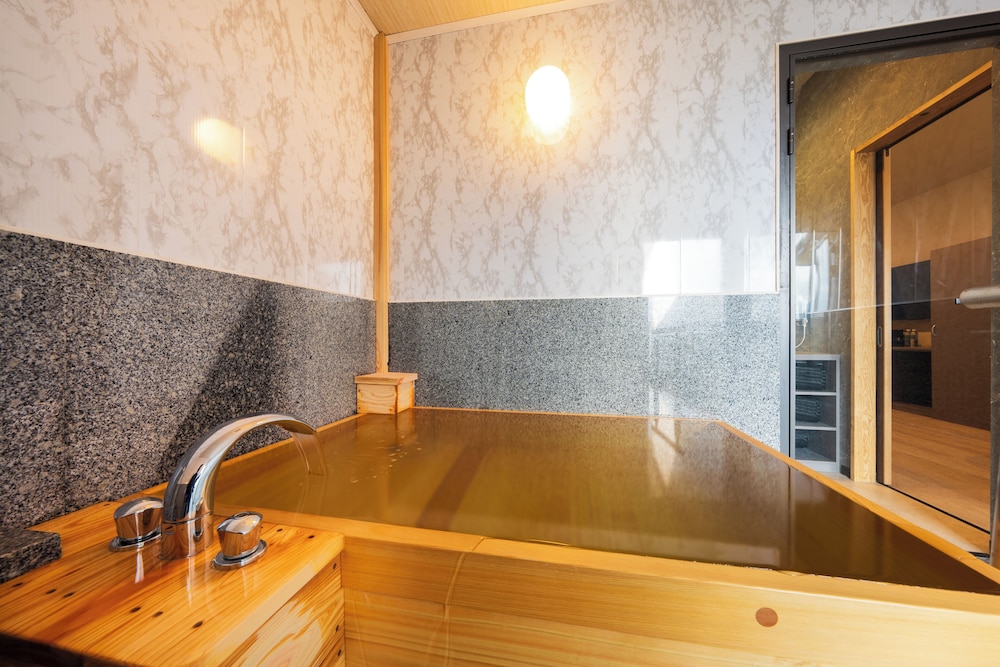 宙館·月の棟505/506 露天風呂付き和洋室 禁煙 鉄板焼 久住コース (夕食時間19:30) バスルーム2 | 山荘 神和苑