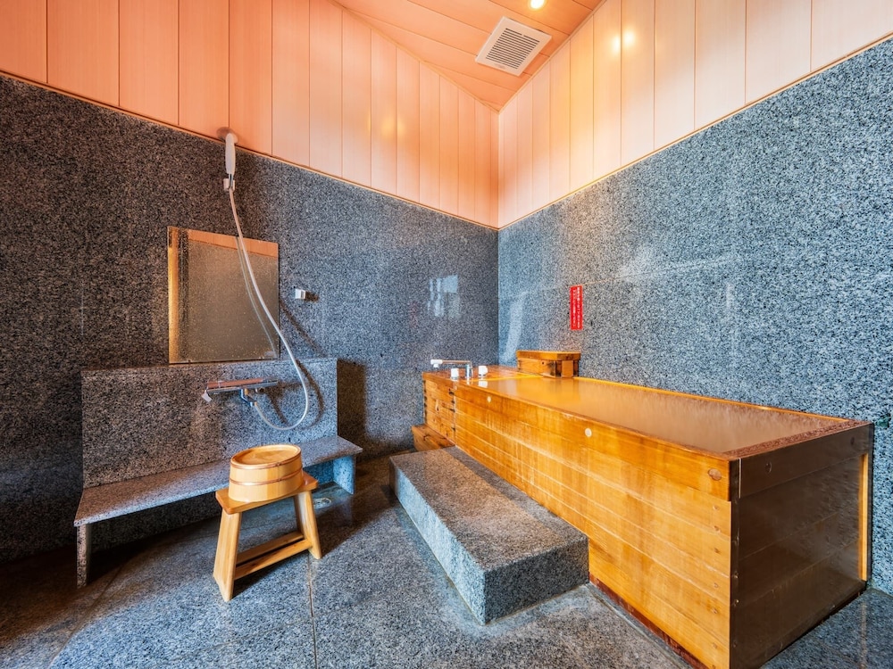 本館 和洋室 [銀杏-Icho-] キッチン＆キッズルーム＆檜内風呂 客室13 | 山荘 神和苑