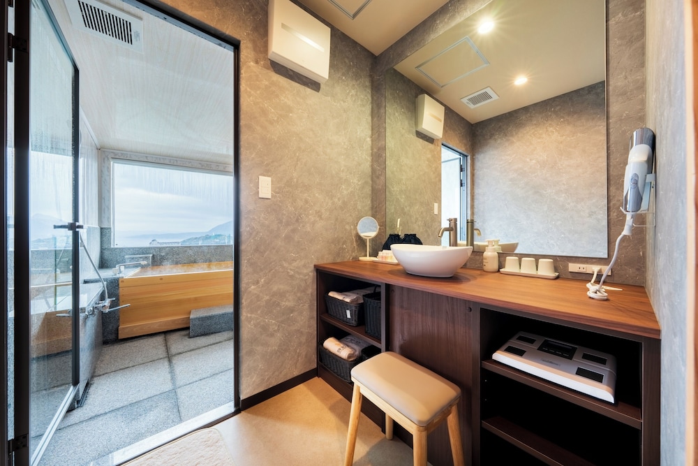 宙館·月の棟508 露天風呂付き洋室 禁煙 (階段あり) 鉄板焼 久住コース (夕食時間17:30) バスルーム2 | 山荘 神和苑