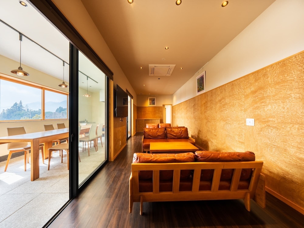 本館 和洋室 [銀杏-Icho-] キッチン＆キッズルーム＆檜内風呂 客室3 | 山荘 神和苑