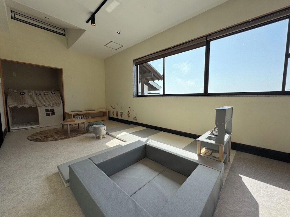 本館 和洋室 [銀杏-Icho-] キッチン＆キッズルーム＆檜内風呂 客室6 | 山荘 神和苑