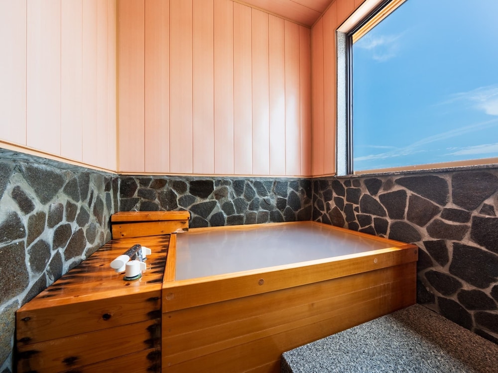 本館 和洋室 [銀杏-Icho-] キッチン＆キッズルーム＆檜内風呂 客室11 | 山荘 神和苑