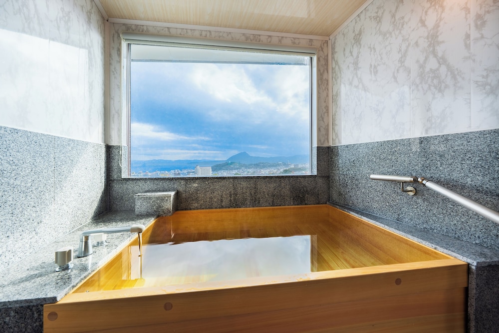 宙館·月の棟508 露天風呂付き洋室 禁煙 (階段あり) 鉄板焼 久住コース (夕食時間17:30) バスルーム0 | 山荘 神和苑