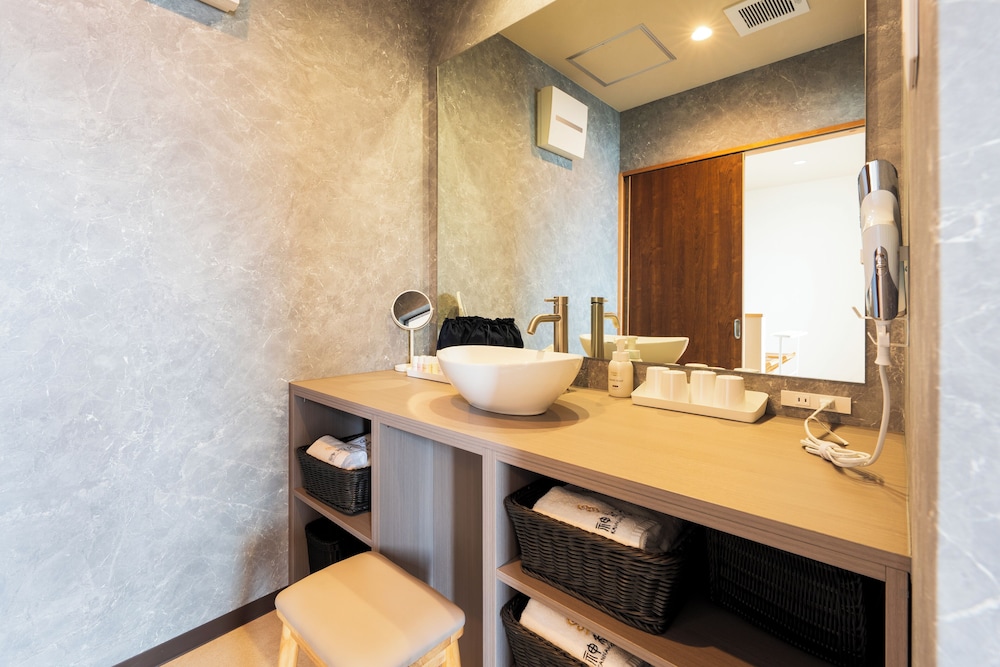 宙館·月の棟507 露天風呂付き洋室 禁煙 (階段あり) 鉄板焼 久住コース (夕食時間17:30) バスルーム0 | 山荘 神和苑