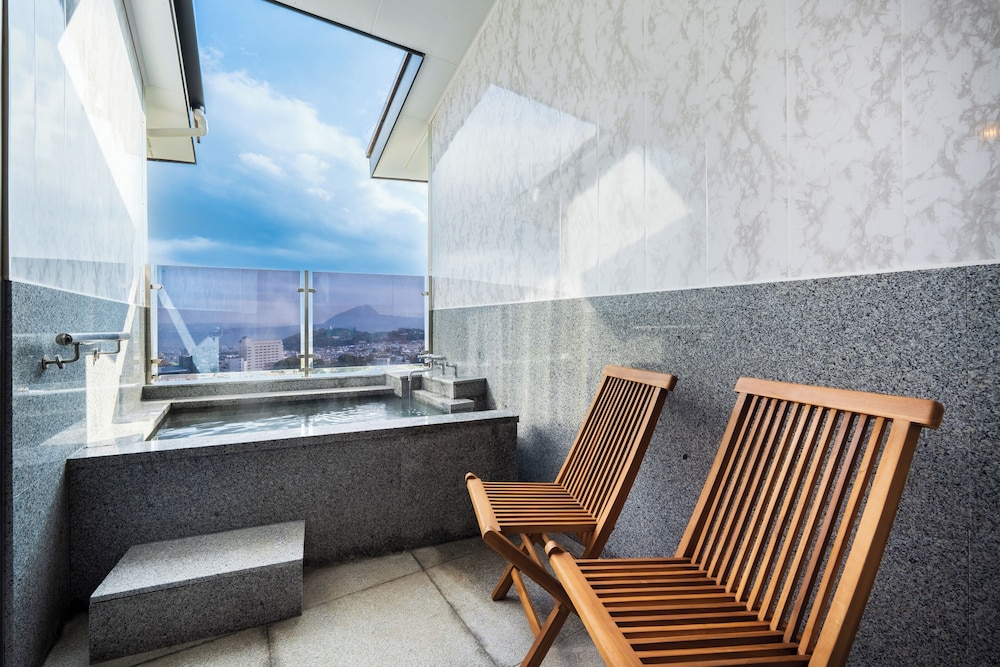 宙館·月の棟508 露天風呂付き洋室 禁煙 (階段あり) 鉄板焼 久住コース (夕食時間17:30) バスルーム1 | 山荘 神和苑