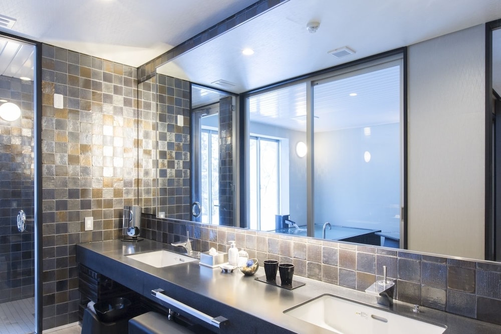 和モダンスイート ラージツイン バスルームのシンク1 | 鉛温泉 心の刻 十三月