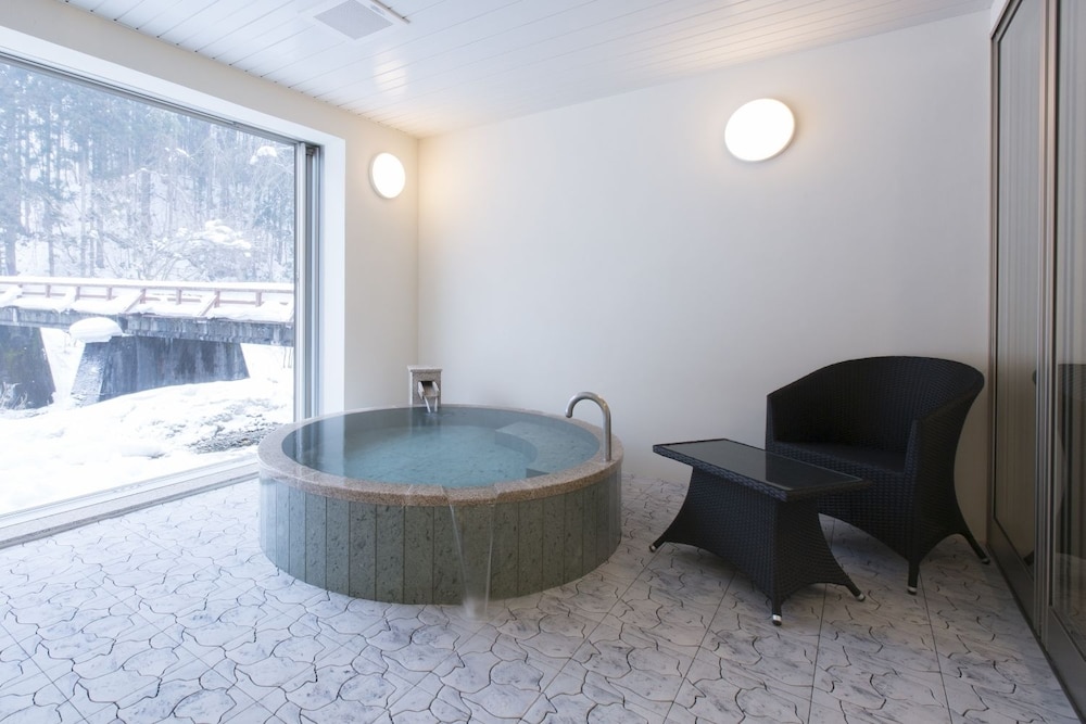 和モダンスイート ラージツイン 深めの浴槽1 | 鉛温泉 心の刻 十三月