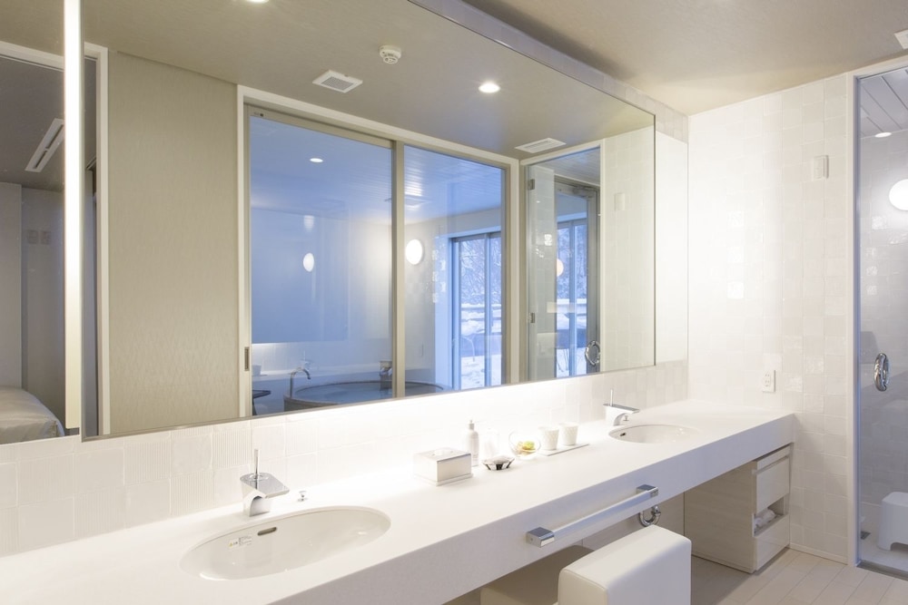 和モダンスイート ラージツイン バスルームのシンク0 | 鉛温泉 心の刻 十三月