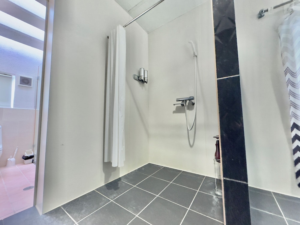 スタンダード コンドミニアム パーシャル オーシャン ビュー ビーチフロント バスルーム1 | アラハリゾート アラパナ