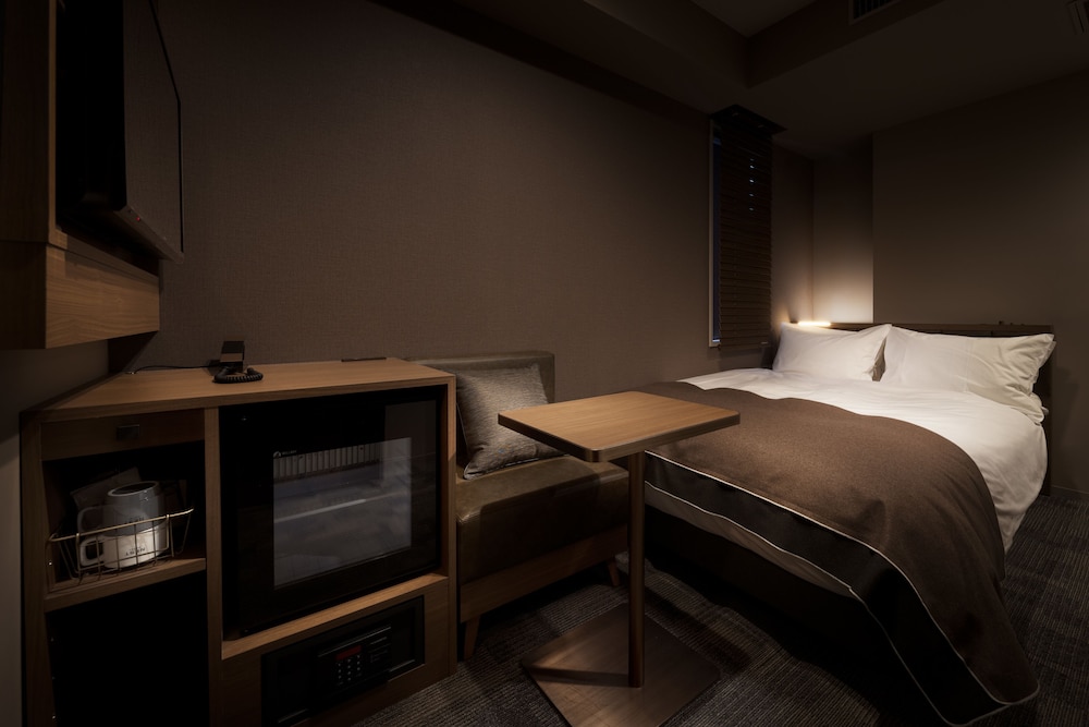 エコノミー ダブルルーム セミダブルベッド 1 台 客室1 | ネスト ホテル 東京 半蔵門