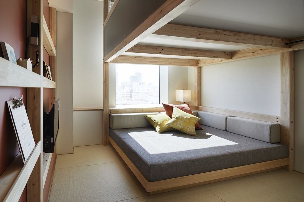 YAGURA Room リビング エリア2 | OMO5 東京大塚 by 星野リゾート