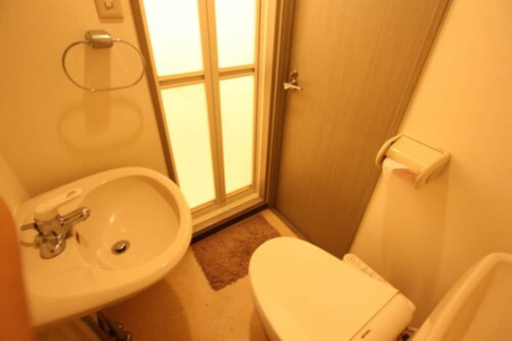 ツインルーム (2 Single beds) バスルーム0 | Forest Inn Fukuoka