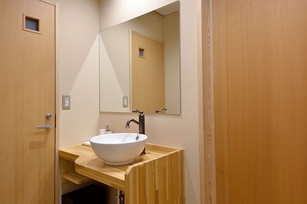 【リニューアル和室広々14畳】シャワー&マッサージチェア付 バスルーム0 | 旅館 おかやま
