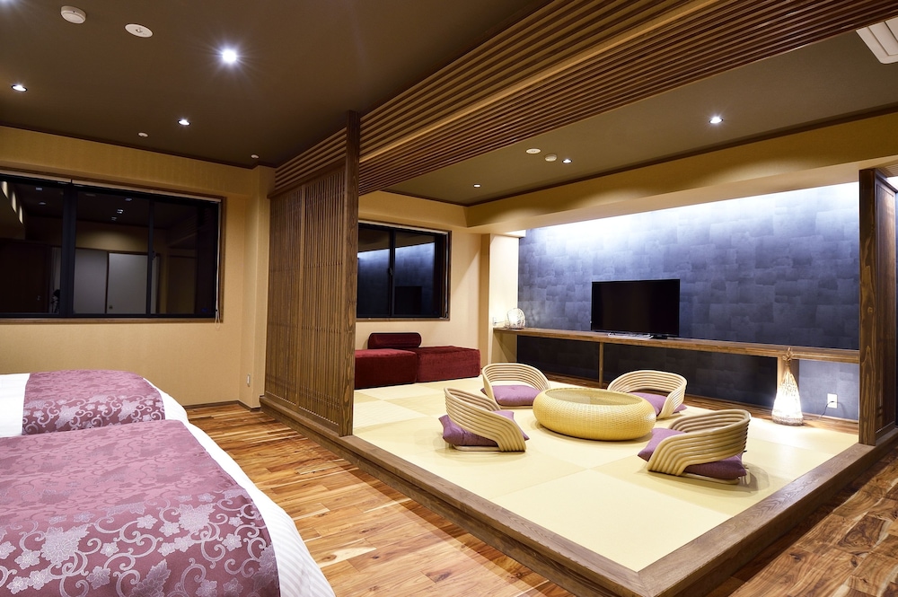【リニューアルDeluxe和洋室】和室12畳+ツイン 客室3 | 旅館 おかやま