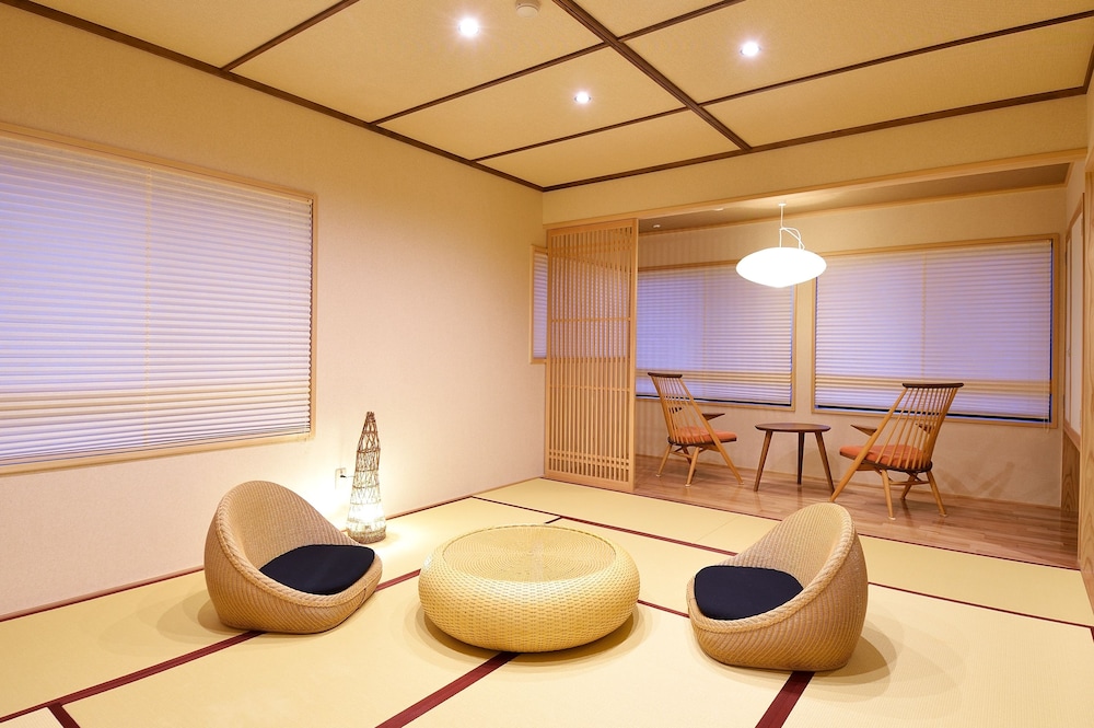 【リニューアル和室10畳 山茶花】シャワーブース付 | 旅館 おかやま