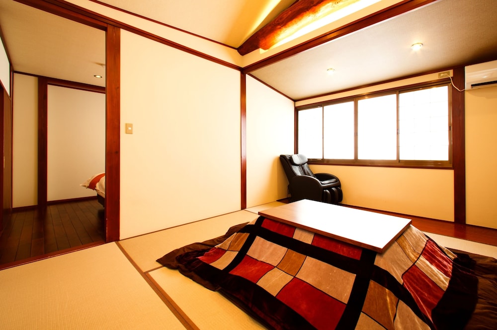 【赤倉】洋室6帖<ツイン>+和室8帖<マッサージチェア付> 客室2 | 旅館 おかやま