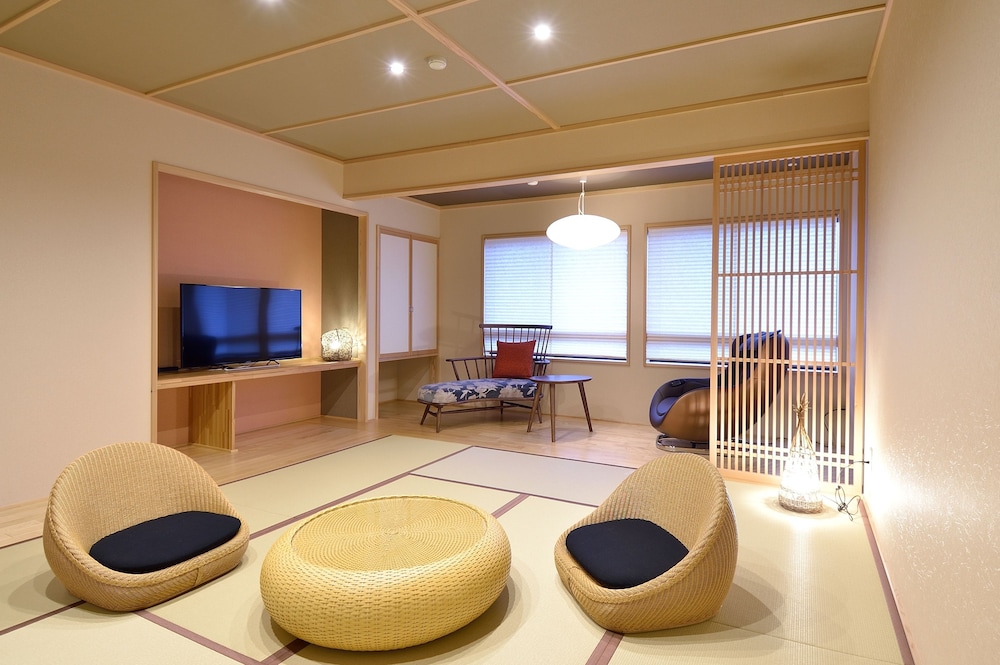 【リニューアル和室広々14畳】シャワー&マッサージチェア付 | 旅館 おかやま