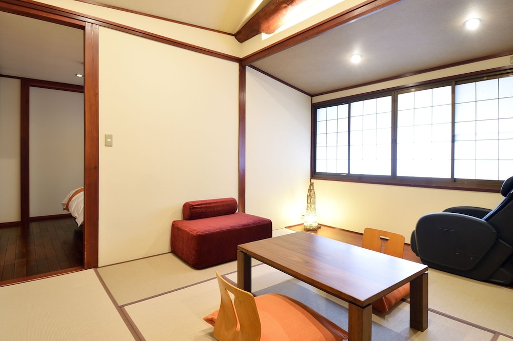 【赤倉】洋室6帖<ツイン>+和室8帖<マッサージチェア付> | 旅館 おかやま
