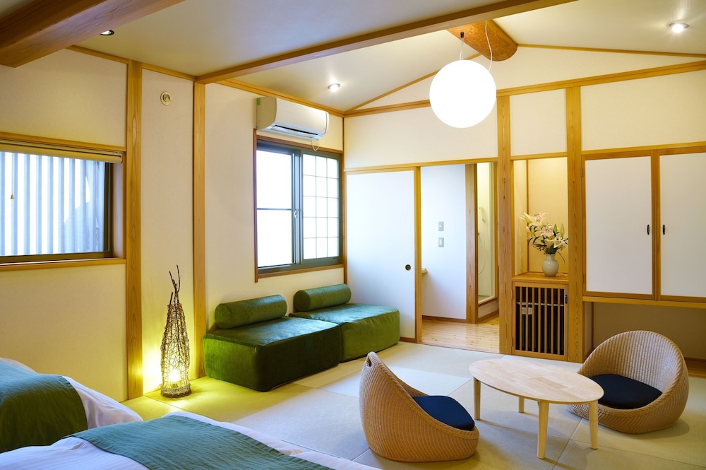 【黒姫】和室８帖＋ツインベッド＜シャワーブース付＞ 客室1 | 旅館 おかやま