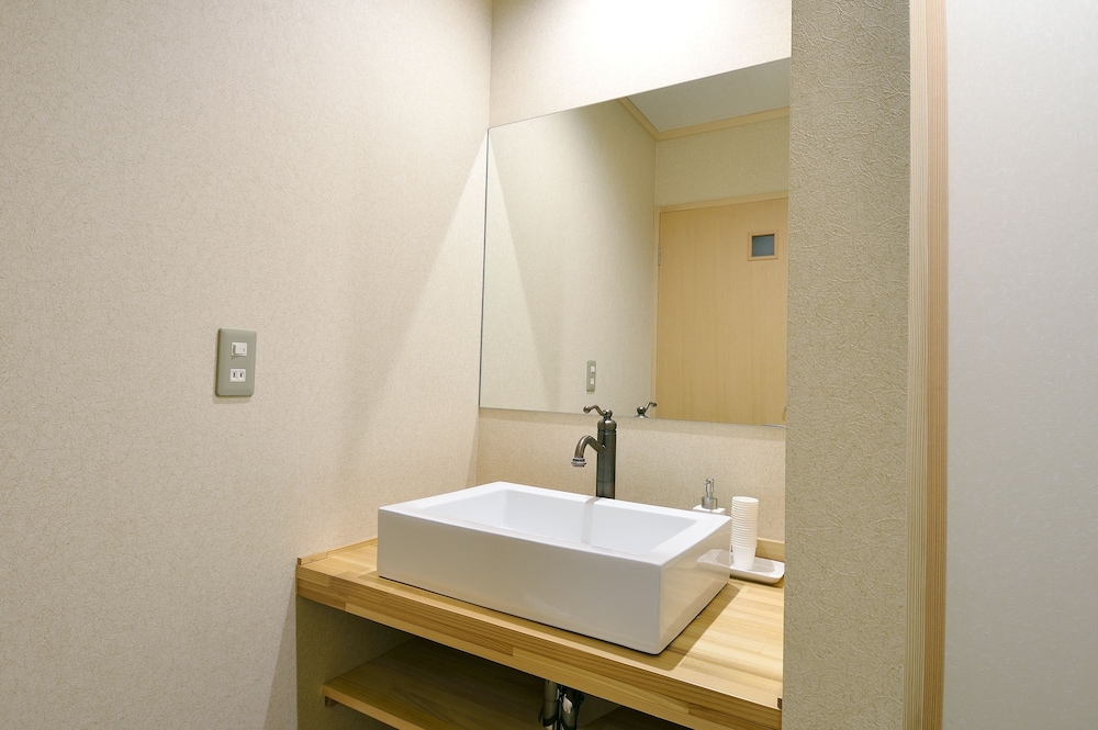【リニューアル和室10畳 山茶花】シャワーブース付 バスルーム0 | 旅館 おかやま