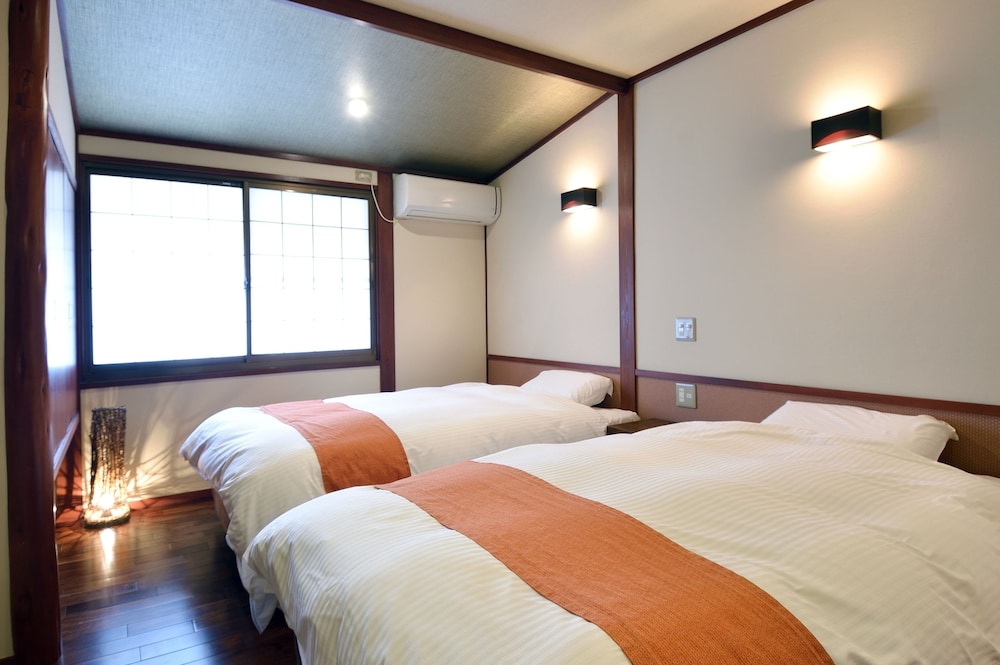 【赤倉】洋室6帖<ツイン>+和室8帖<マッサージチェア付> 客室1 | 旅館 おかやま