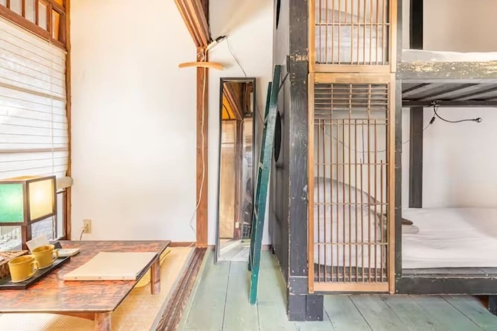 ツインルーム 共用バスルーム (虎の間) 客室13 | Villa Sacra