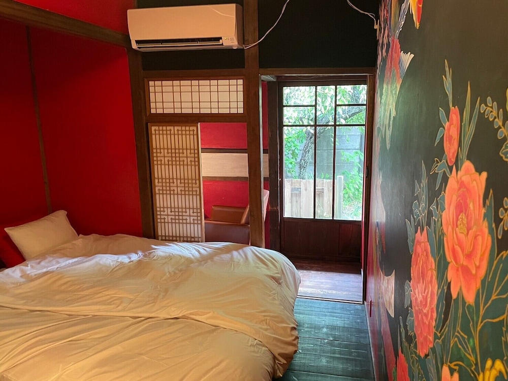スタンダード ダブルまたはツインルーム 共用バスルーム (華の間) 客室4 | Villa Sacra