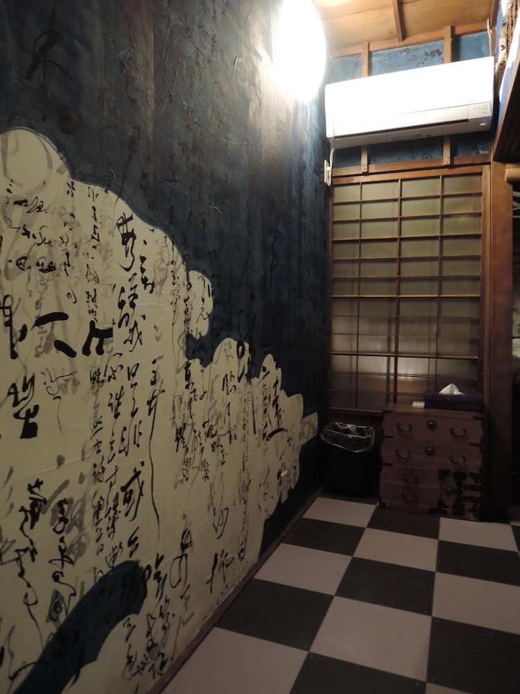 ツインルーム 共用バスルーム (月の間) 客室2 | Villa Sacra