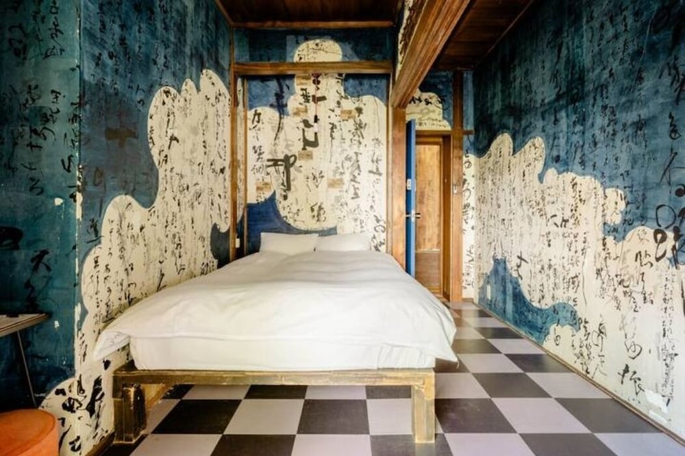 ツインルーム 共用バスルーム (月の間) 客室18 | Villa Sacra