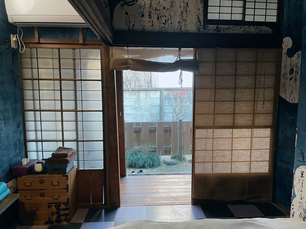 ツインルーム 共用バスルーム (月の間) 客室8 | Villa Sacra