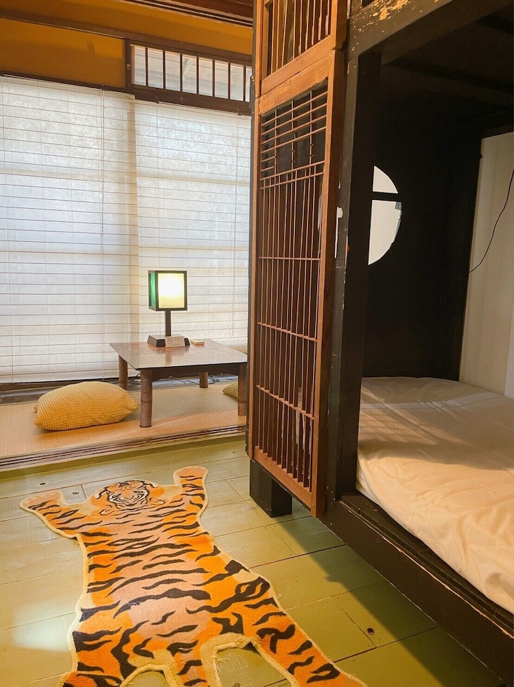ツインルーム 共用バスルーム (虎の間) 客室5 | Villa Sacra