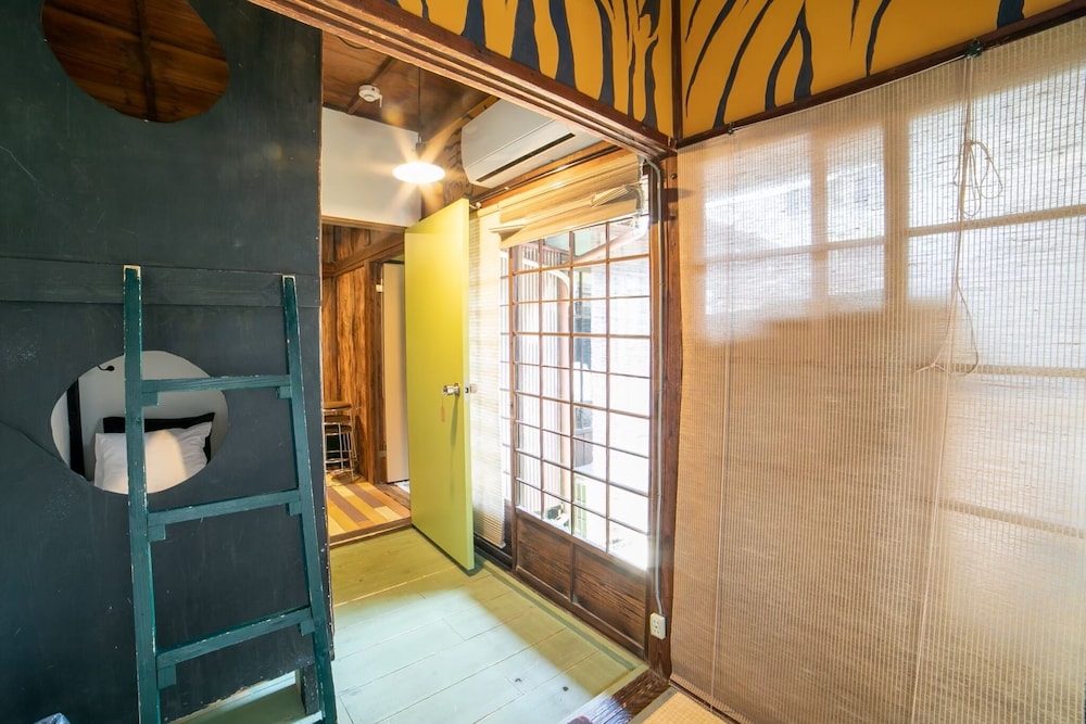 ツインルーム 共用バスルーム (虎の間) 客室11 | Villa Sacra