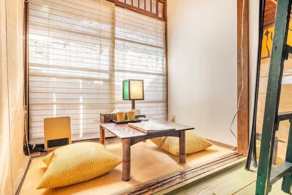 ツインルーム 共用バスルーム (虎の間) 客室15 | Villa Sacra