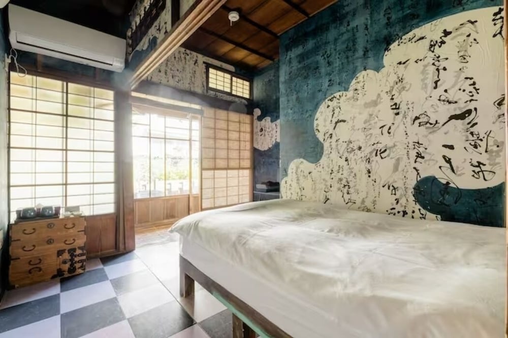 ツインルーム 共用バスルーム (月の間) 客室15 | Villa Sacra