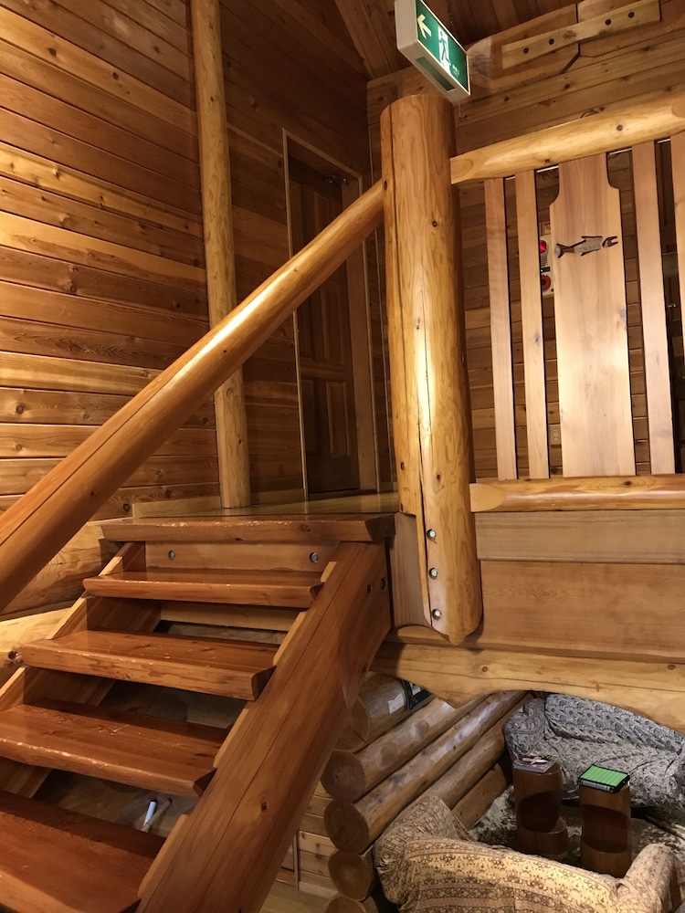 トリプルルーム リビング エリア0 | 森のログホテル　カムループス