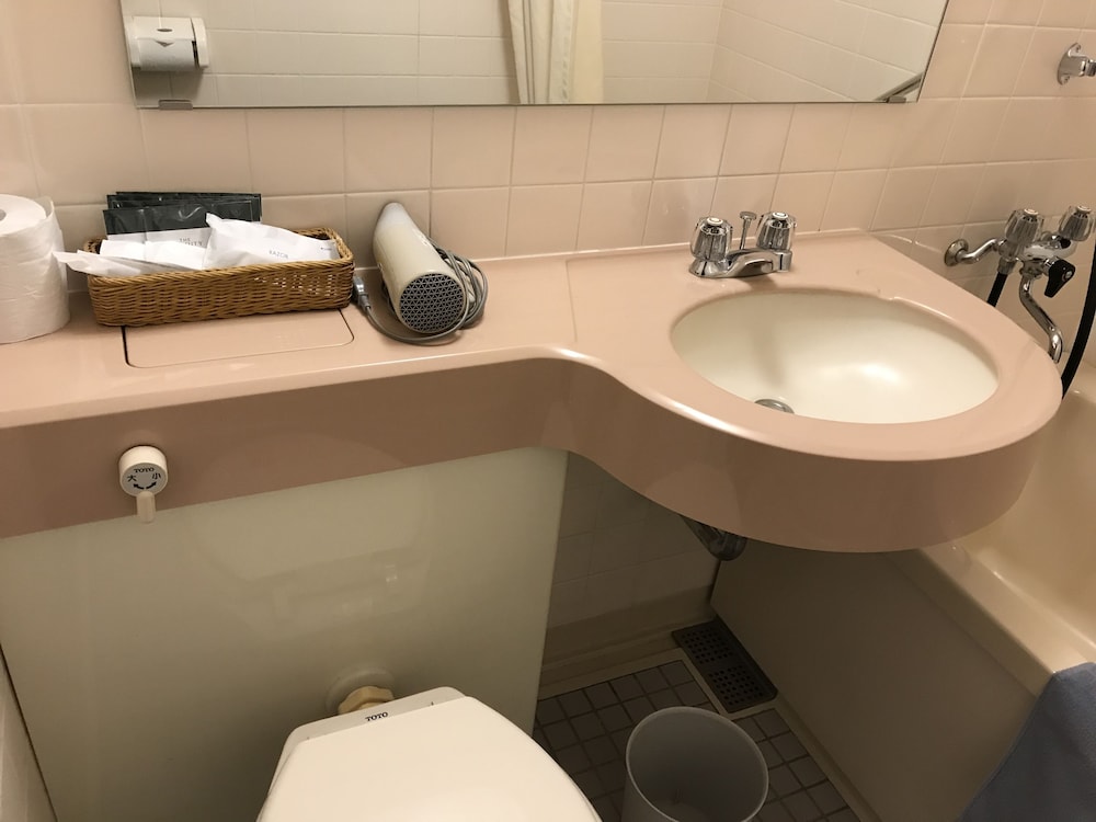 トリプルルーム バスルーム0 | 森のログホテル　カムループス