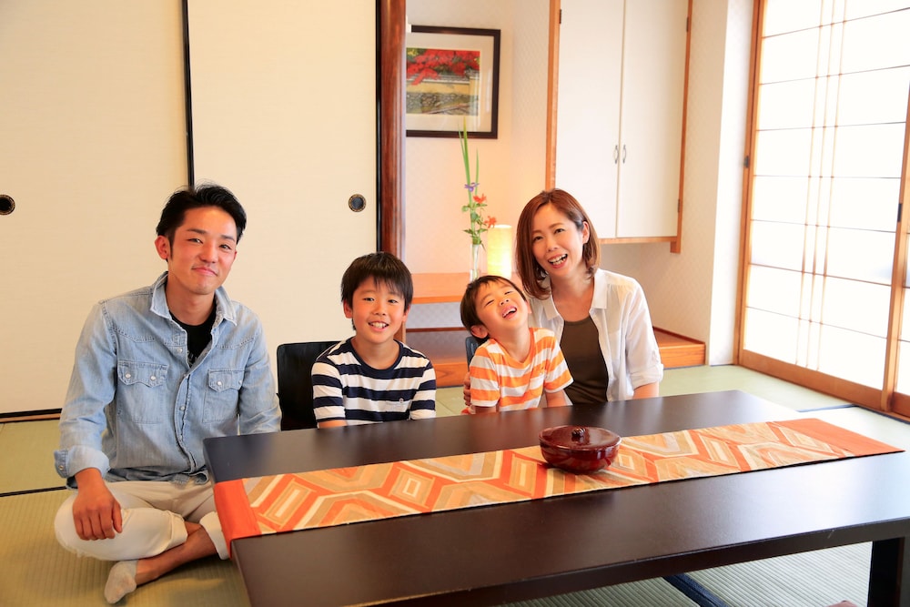 和室 4名共用バスルーム 喫煙可 客室2 | ホテル明治屋